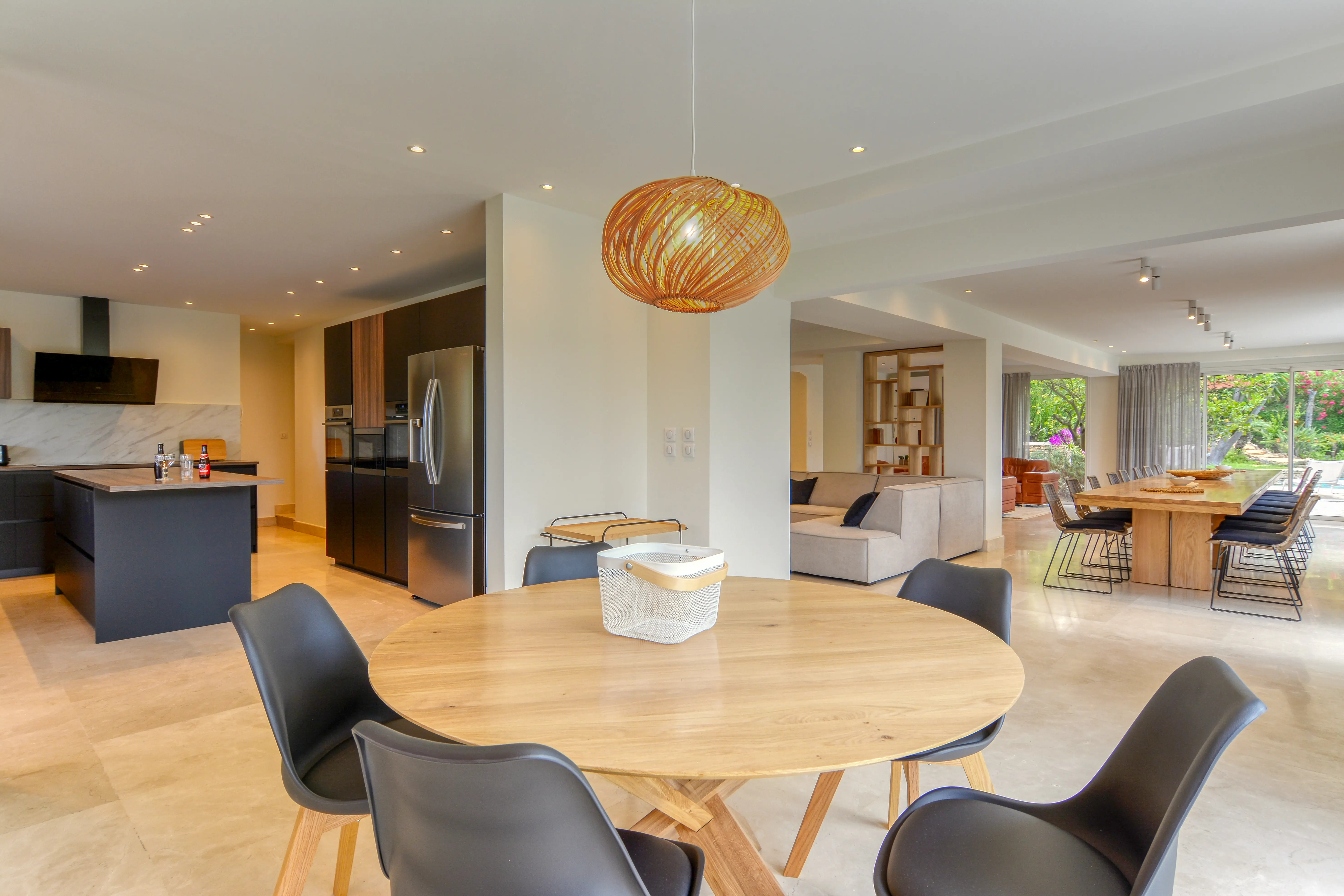 Pièce à vivre d'un appartement meublé en Provence mise en valeur par un reportage photo professionnel