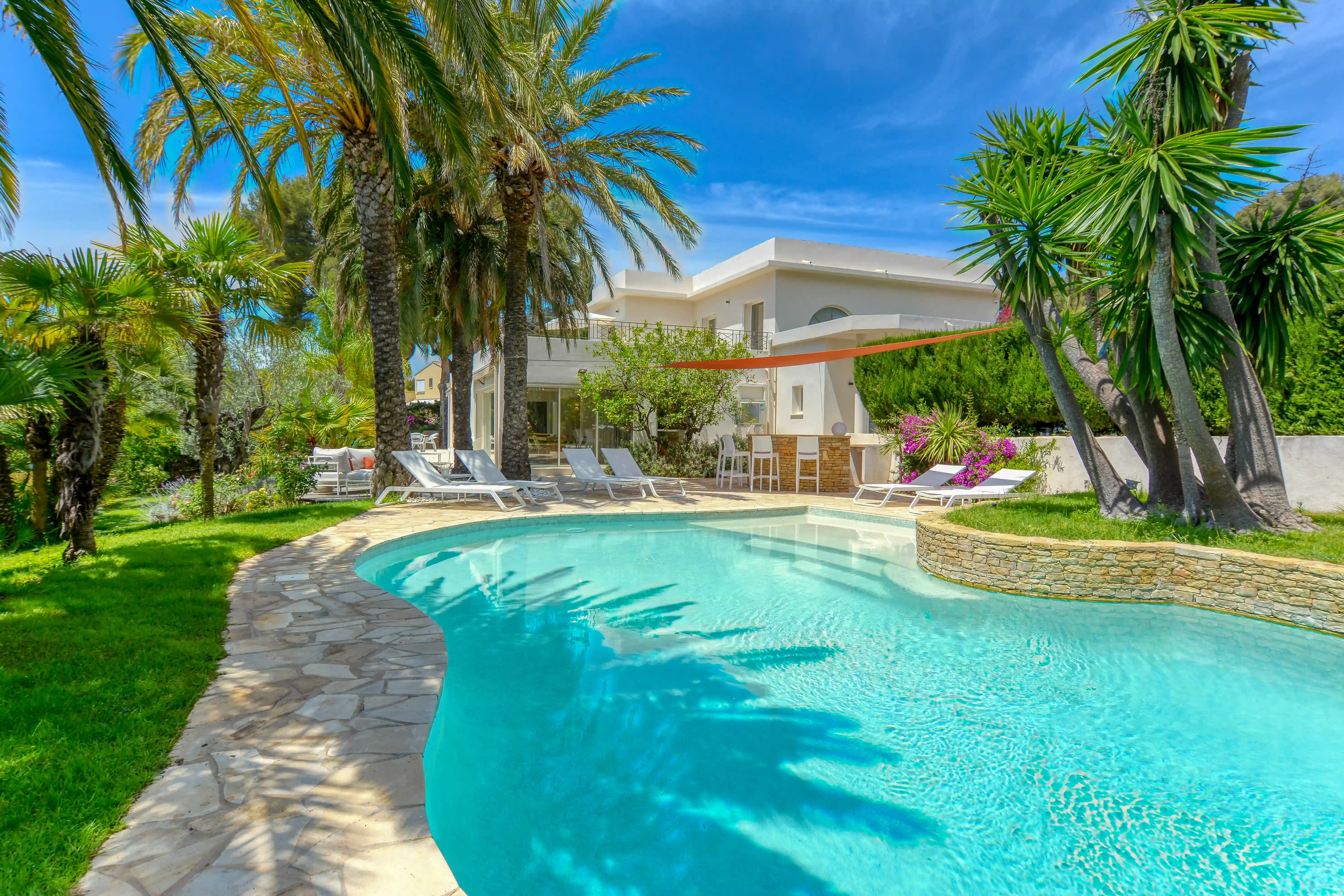 Extérieur avec piscine et jardin d'une location meublée à La Ciotat photographié par drone